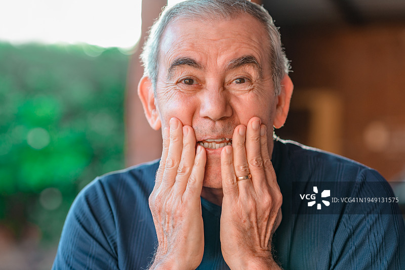 做出快乐和惊讶表情的男人图片素材