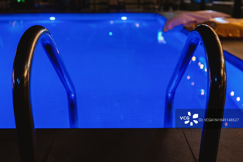 夜晚发光的蓝色泳池图片素材