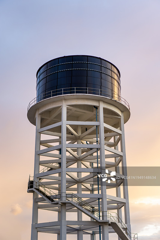 日落时分的高架水箱图片素材
