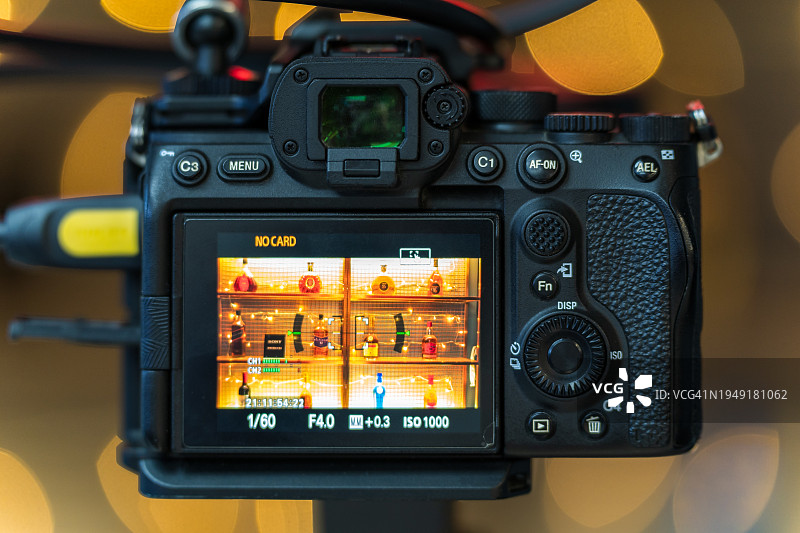 相机和模糊的商店酒柜灯光图片素材