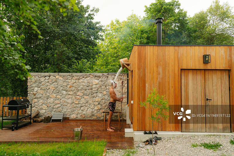 桑拿后的冷水浴图片素材