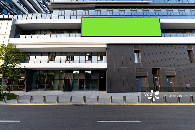 带有大型广告屏幕的办公楼图片素材