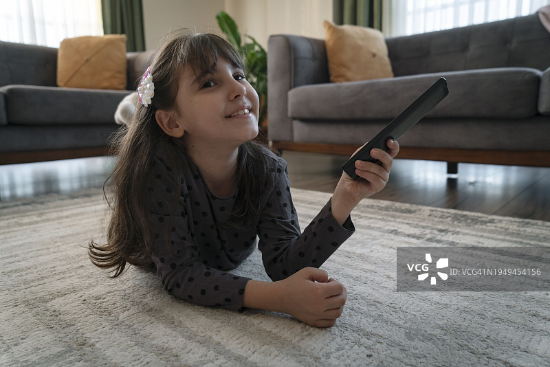 手持遥控器观看电视卡通图片素材