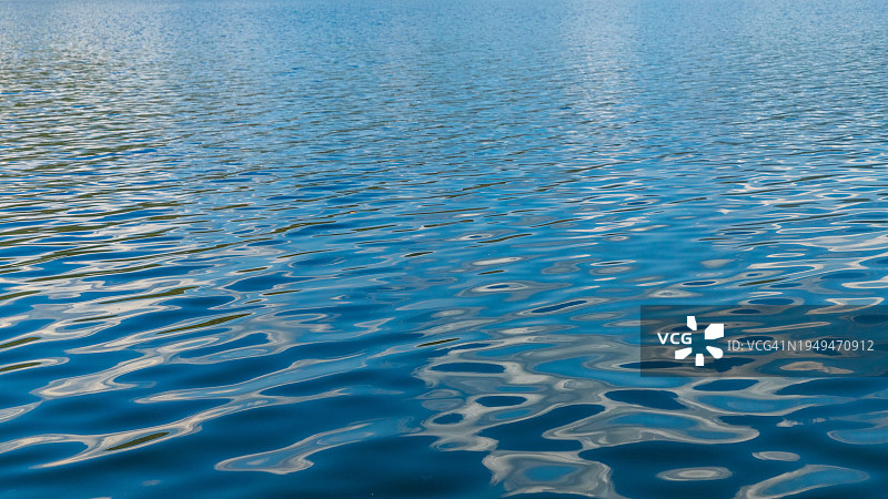 蓝色水背景，自然背景图片素材