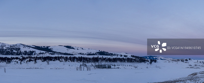 黄石国家公园拉马尔山谷冰冷的黎明前冬季景观图片素材