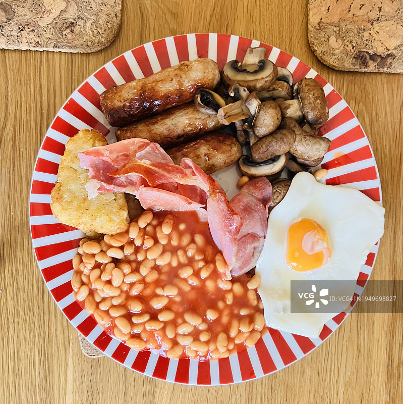 混合烤肉拼盘 - 煎蛋、烤豆、香肠、蘑菇和土豆泥图片素材