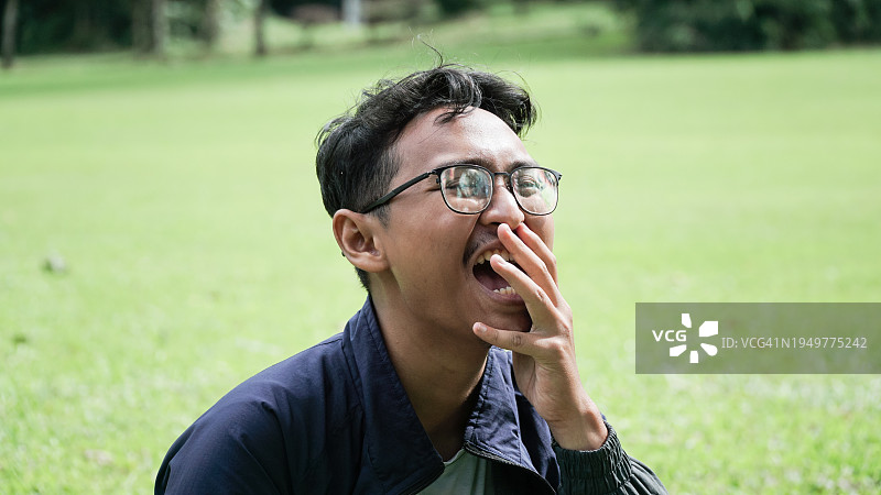 在公园里开怀大笑的戴眼镜的男人图片素材