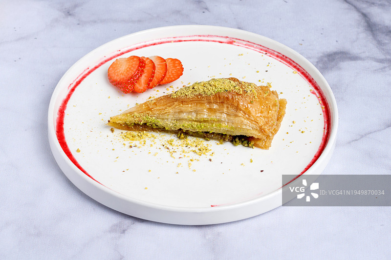 盘子里的果仁蜜饼切片图片素材