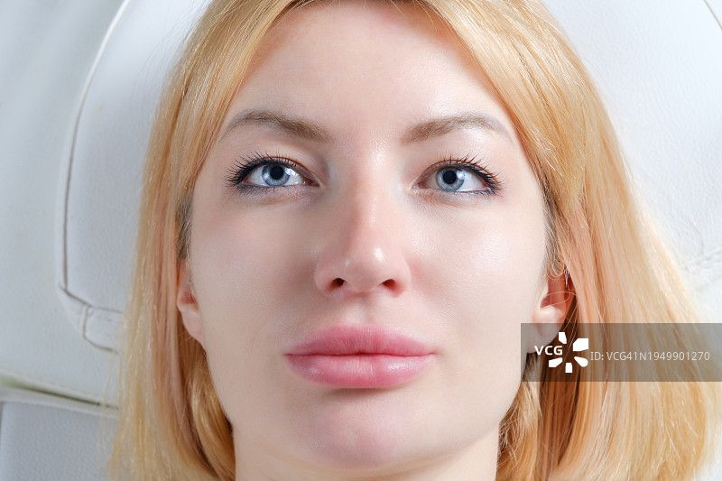 美容师办公室里的年轻女子肖像，面部提升、抗衰老护理图片素材