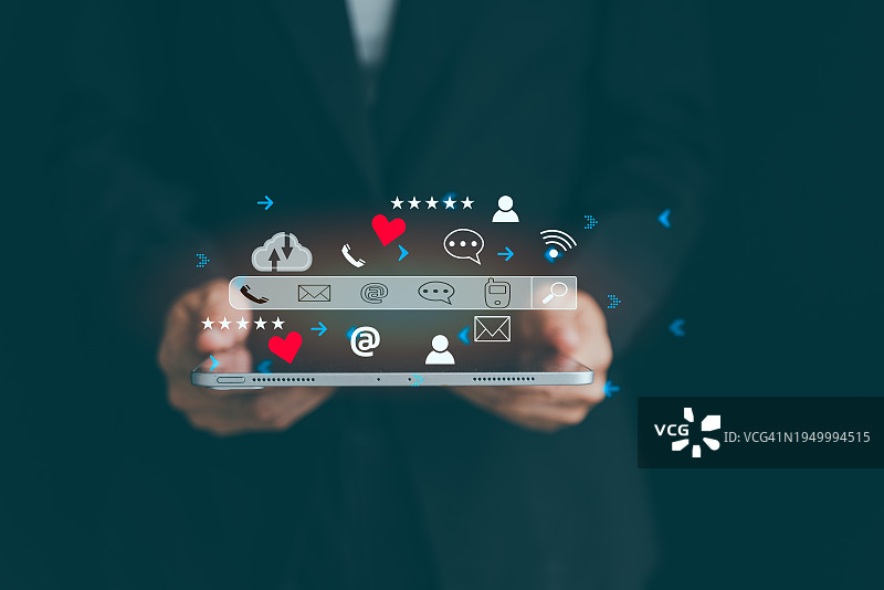 商人使用虚拟屏幕图标（电子邮件、地址、在线聊天）与客户联系。通过技术加强客户支持图片素材