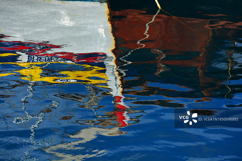 色彩鲜艳的船只倒影图片素材