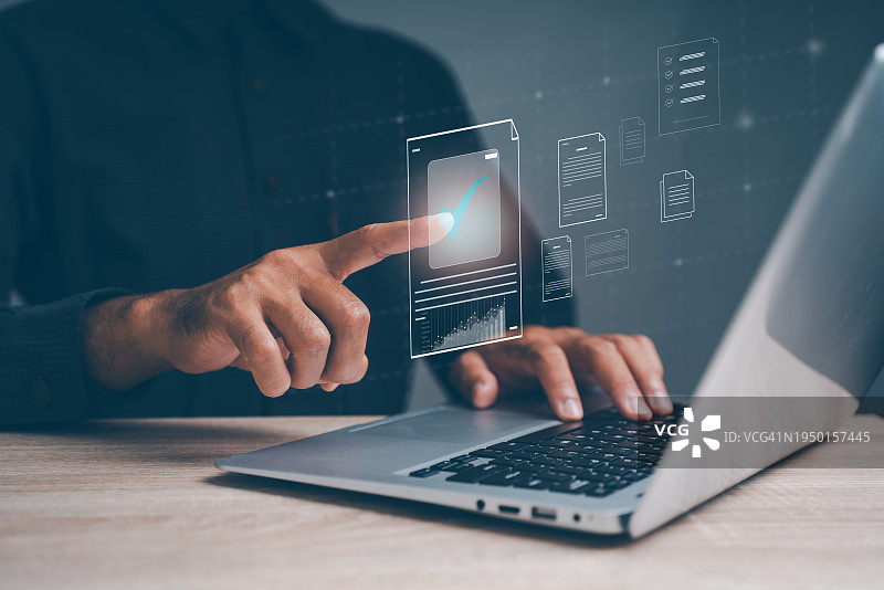 女商人展示ISO认证文件，确保在线标准质量控制和产品质量图片素材