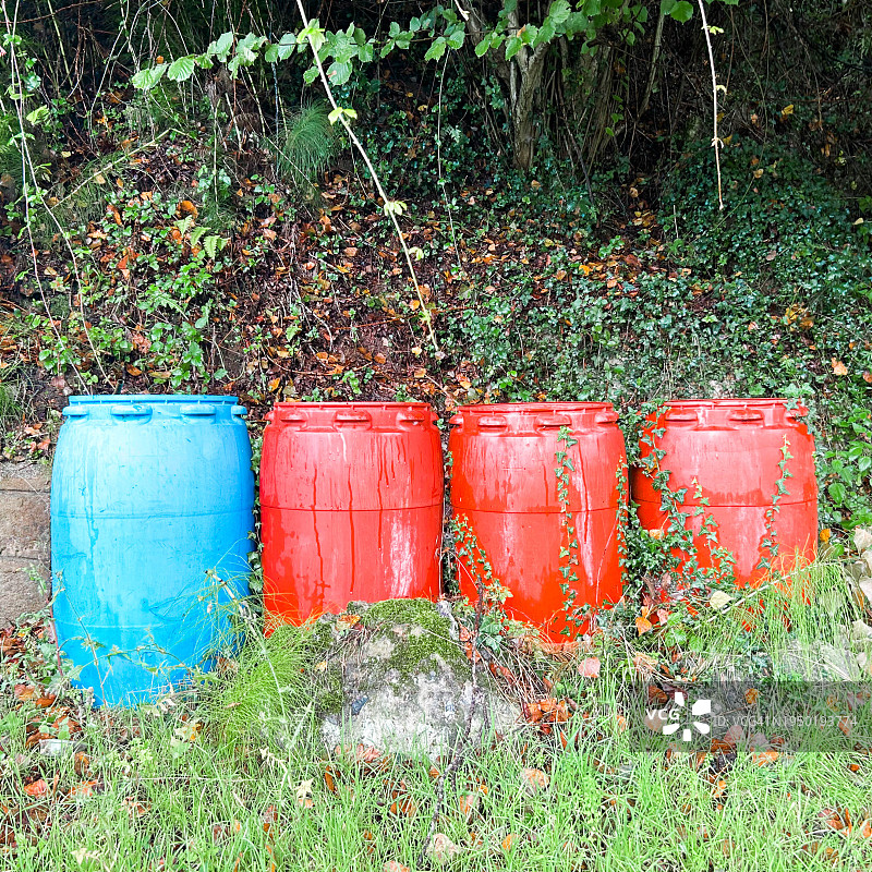 蓝红色塑料鼓图片素材