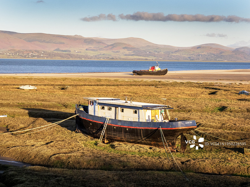 英国坎布里亚郡阿斯坎盐沼上停泊的船只图片素材