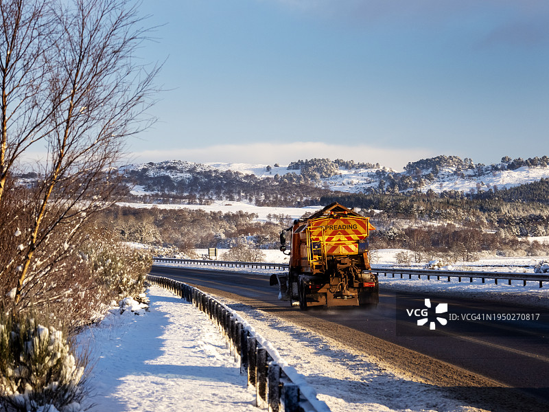 冬季苏格兰凯恩戈姆国家公园A9公路上的扫雪犁和其他车辆图片素材