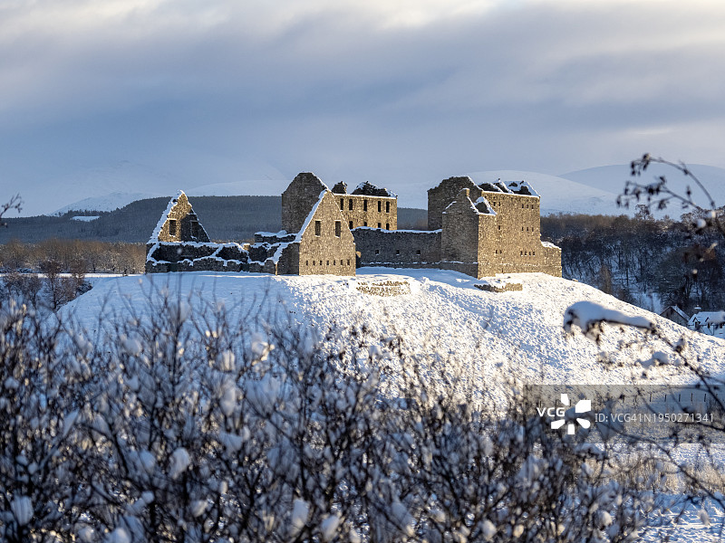 苏格兰凯恩戈姆国家公园金尤西的鲁思文军营，冬季雪景图片素材