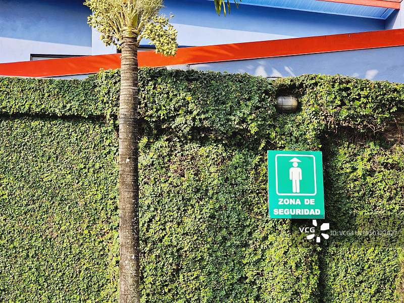 西班牙花园地震安全区指示牌图片素材