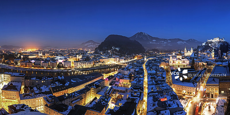 蓝色时刻的萨尔茨堡城市天际线全景（奥地利）图片素材