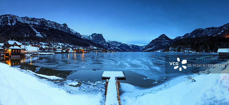 冬季格伦德尔湖村庄全景（施蒂利亚/奥地利）图片素材