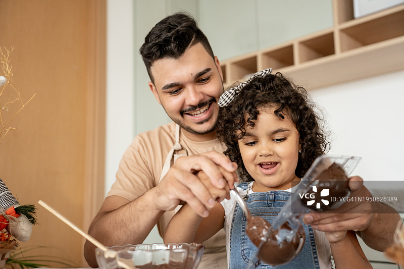 父女制作巧克力蛋图片素材