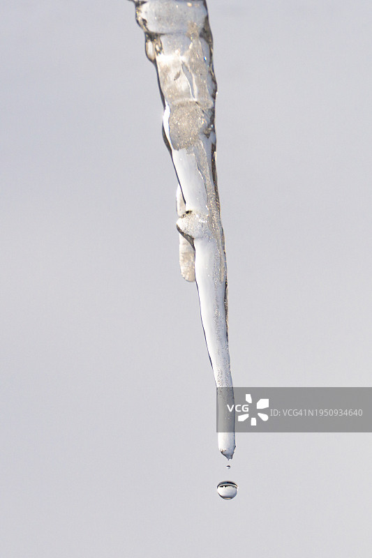 滴落的冰柱图片素材