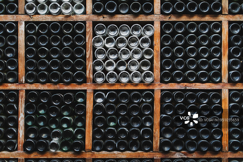 酒窖中空酒瓶背景图片素材