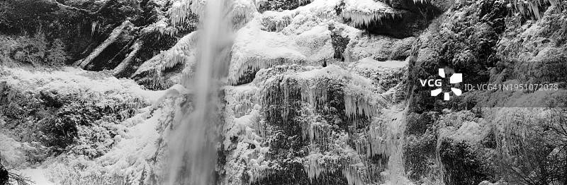 俄勒冈州马尔特诺玛瀑布的冰雪景色图片素材