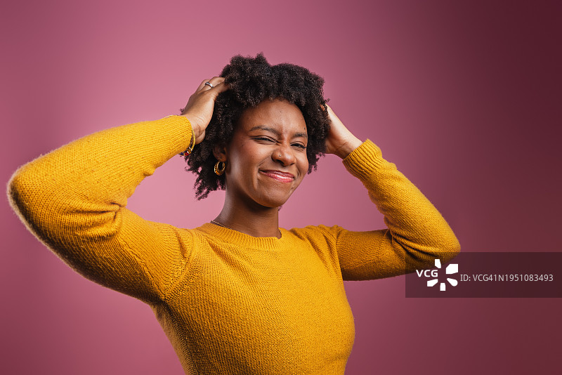 抱着头的有压力的年轻非裔美国女人图片素材