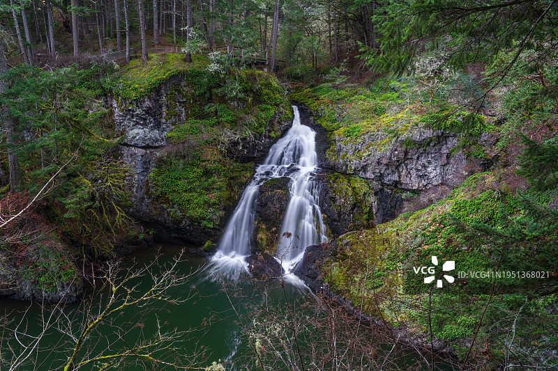 坐在惠蒂斯泻湖边的女士跌倒了图片素材