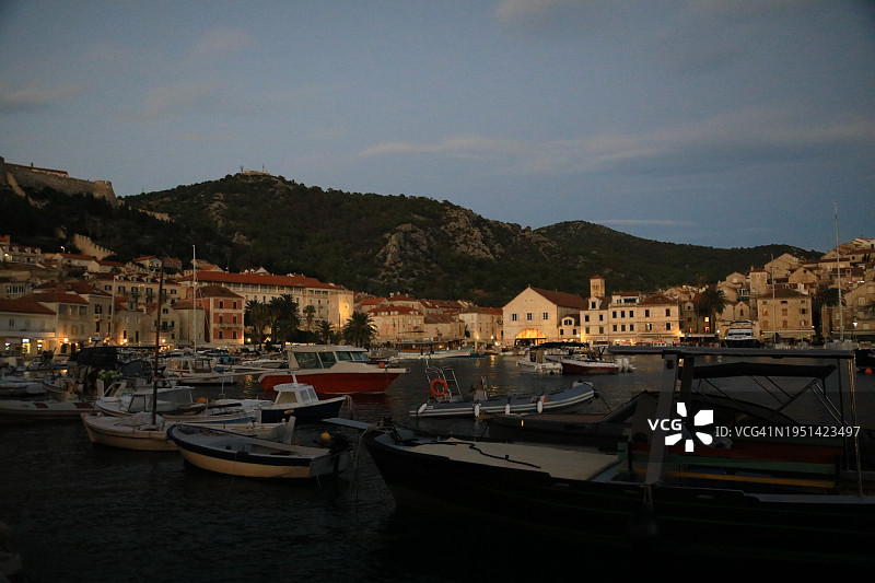 黄昏时分的赫瓦尔小镇与港口图片素材