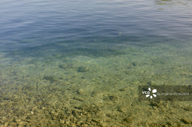 克罗地亚达尔马提亚海岸亚得里亚海的蓝色海水图片素材