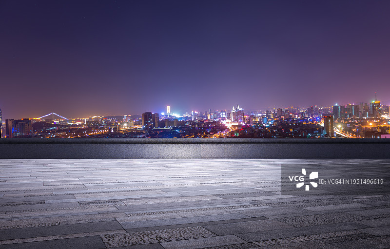 傍晚：高耸的城市高层建筑和石砌地面图片素材