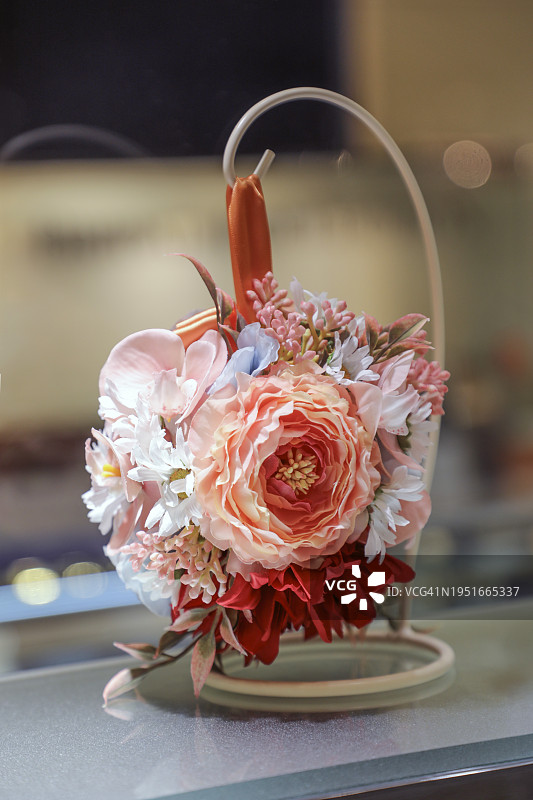 手提包造型的优雅仿真花摆件图片素材