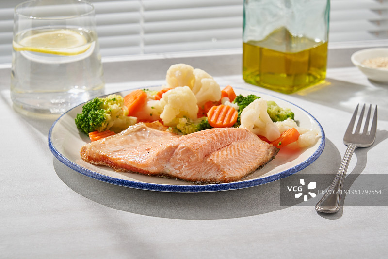烤或煎三文鱼和沙拉，蒸蔬菜，古，酮，FODMAP，DASH饮食图片素材