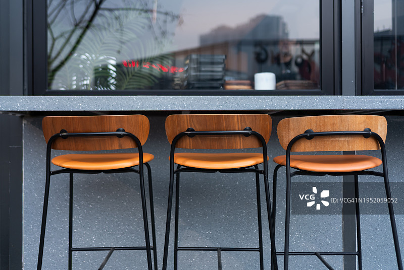 户外餐厅的空高脚椅图片素材