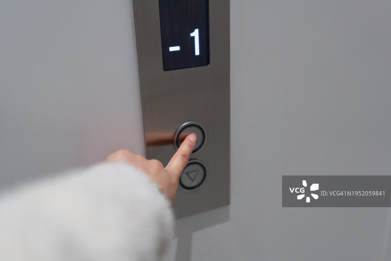 一只手正在按电梯按钮图片素材