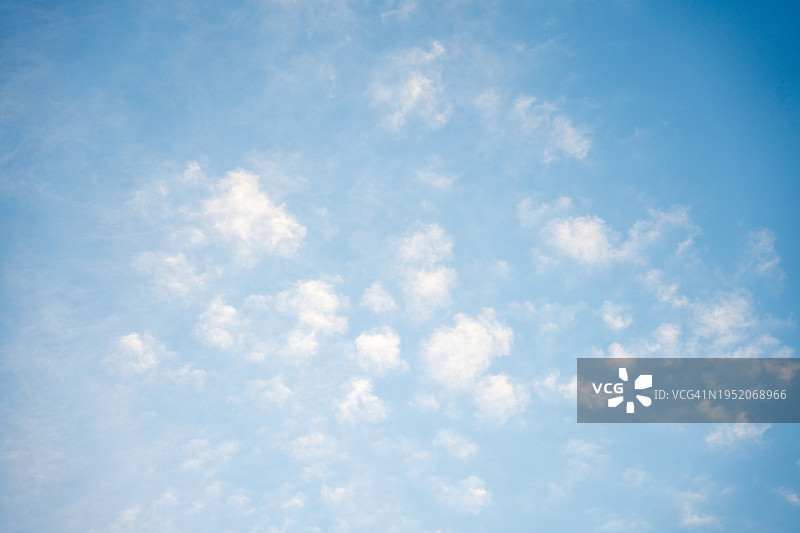 蓝天上的白色云朵图片素材