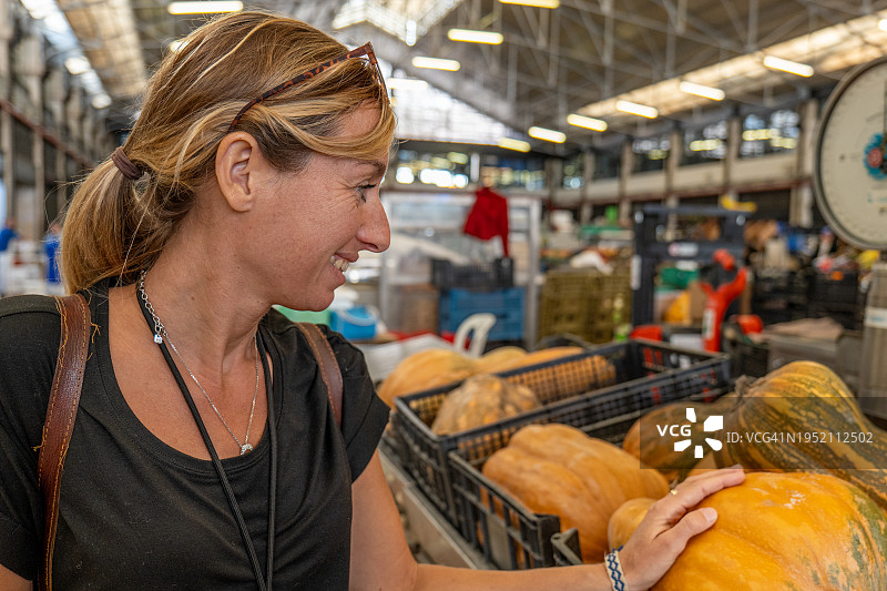 在欧洲农贸市场的女人图片素材