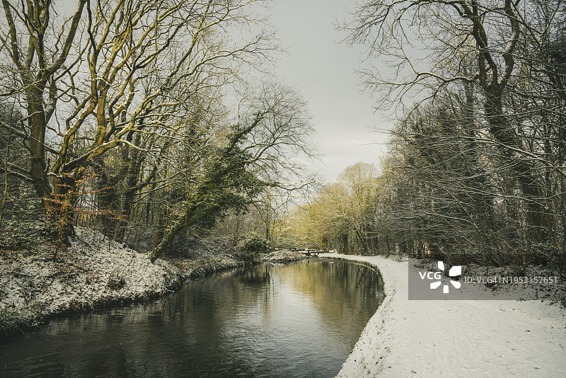 英格兰斯托克波特峰区运河的冬日清晨图片素材