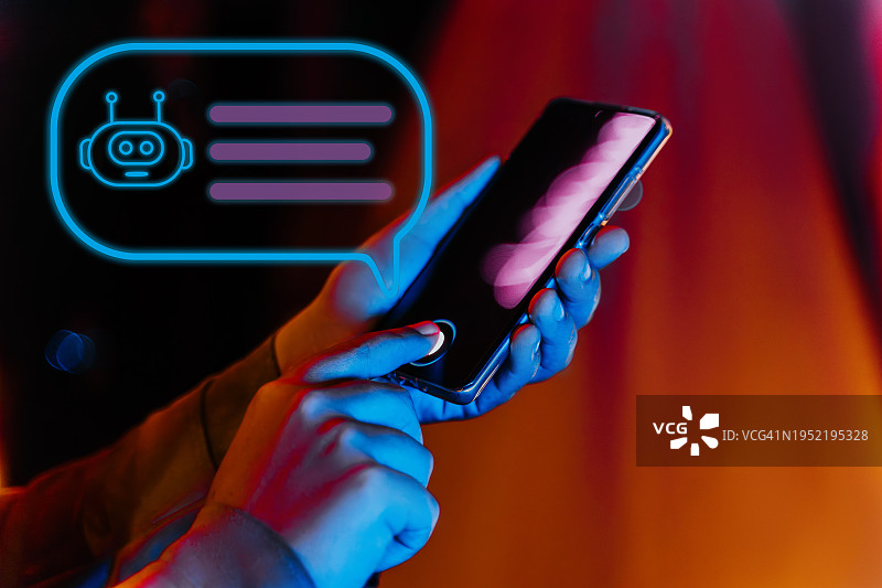 女人手持手机，聊天机器人霓虹灯插画：人工智能概念图片素材