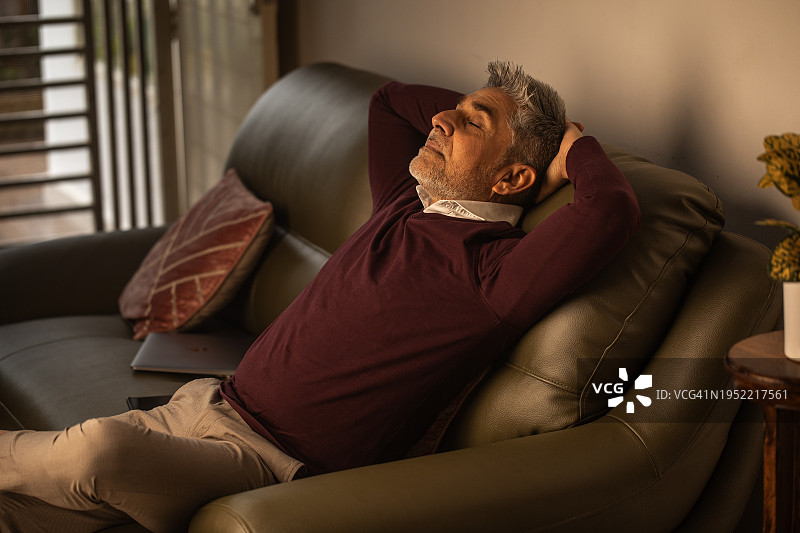老人在客厅的沙发上睡觉图片素材