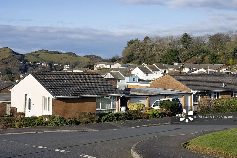 伊尔fracombe的简易别墅和天际线的俯视图图片素材