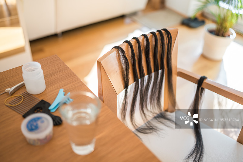 自制编发工具，配有接发和配饰图片素材