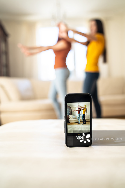 为社交媒体跳舞的女人图片素材