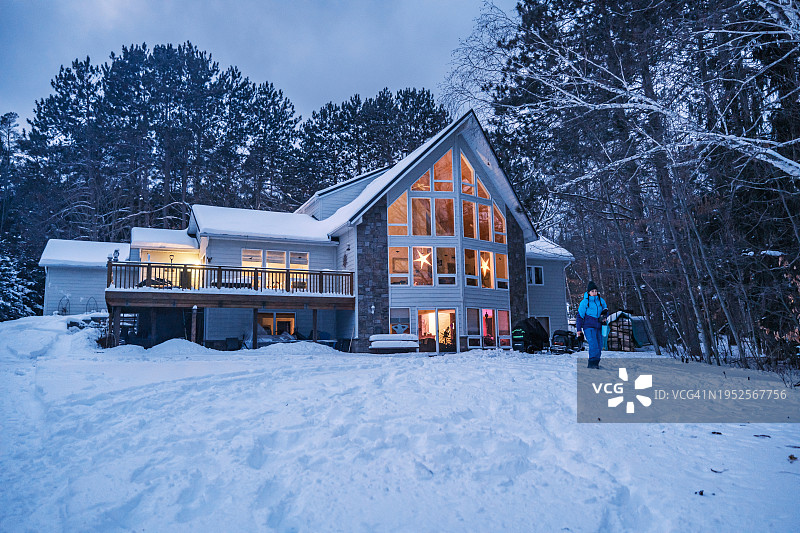 冬季的湖边小屋图片素材