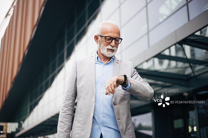 年长的男人站在火车站图片素材