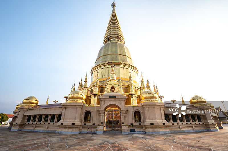 泰国帕玛哈泰寺金色佛塔图片素材