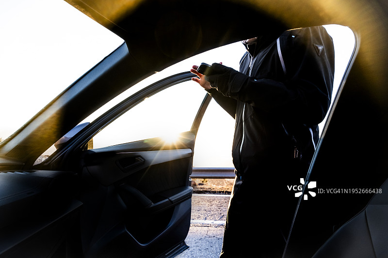 男子使用手机App拼车分摊费用图片素材