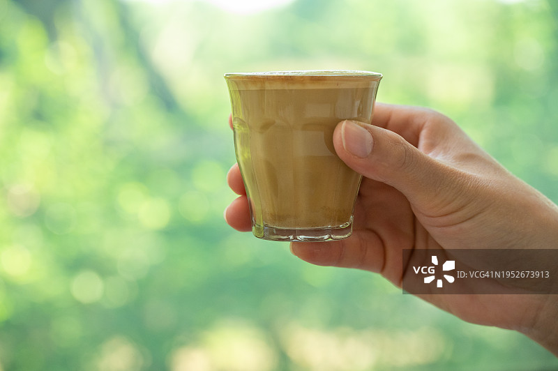 女子手拿小拿铁咖啡图片素材