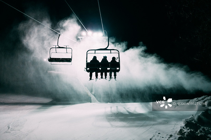 夜间滑雪图片素材